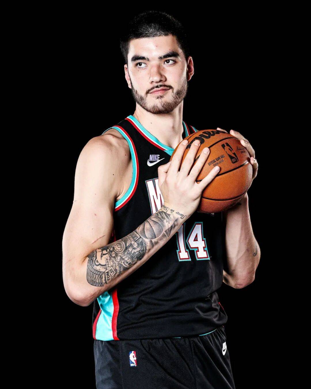 活塞中锋因生病缺席比赛，球队内线压力加大(活塞队的中锋)